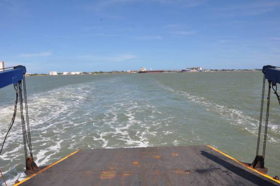 Atravessando a balsa entre Cabedelo e Lucena - PB